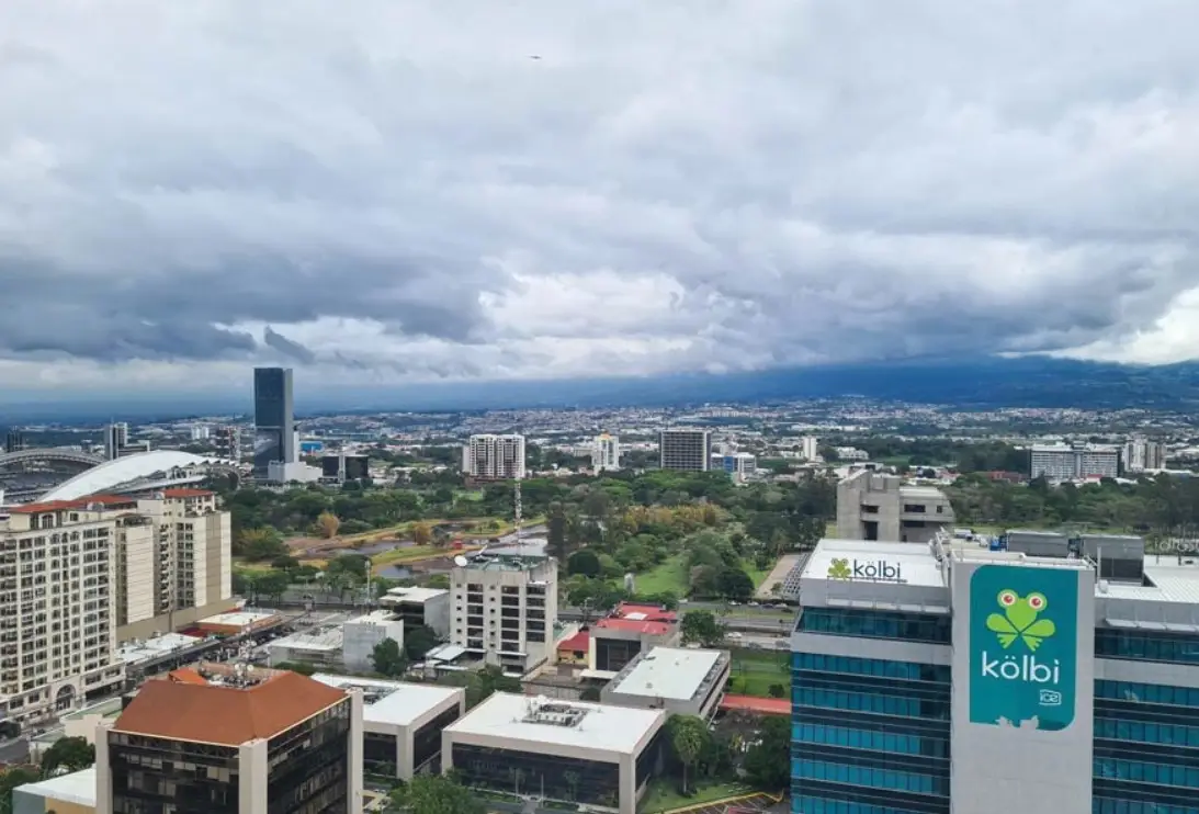 Vista panorámica de San José con elementos culturales y urbanos representativos