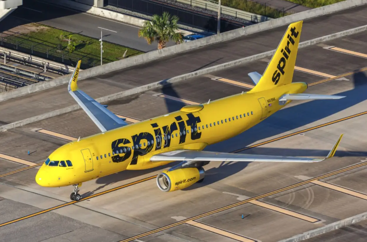 Avión de Spirit Airlines en aeropuerto con cancelación de vuelos
